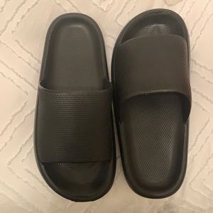 NWT CLOUD SLIDES ⛅️ 🖤